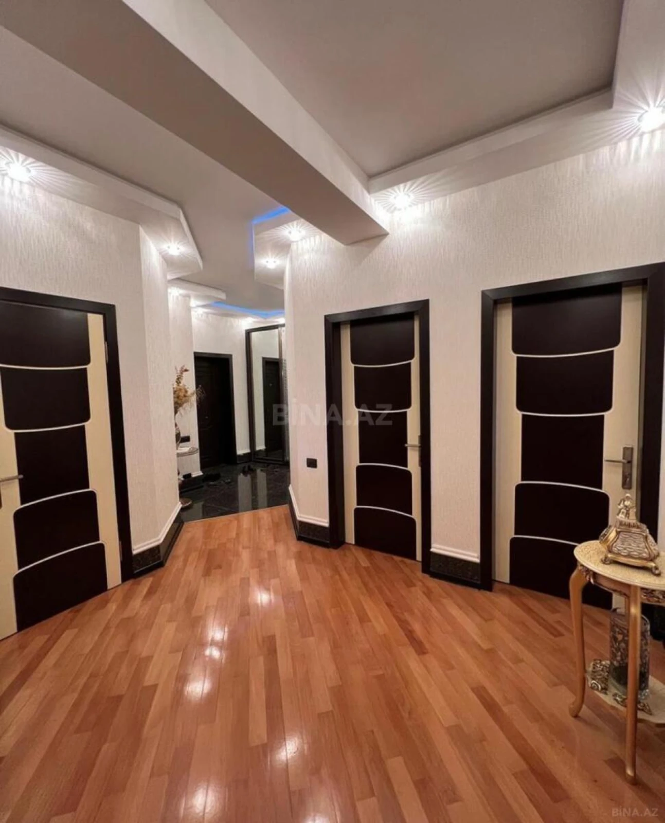 Satılır 3 otaqlı mənzil 132 m²