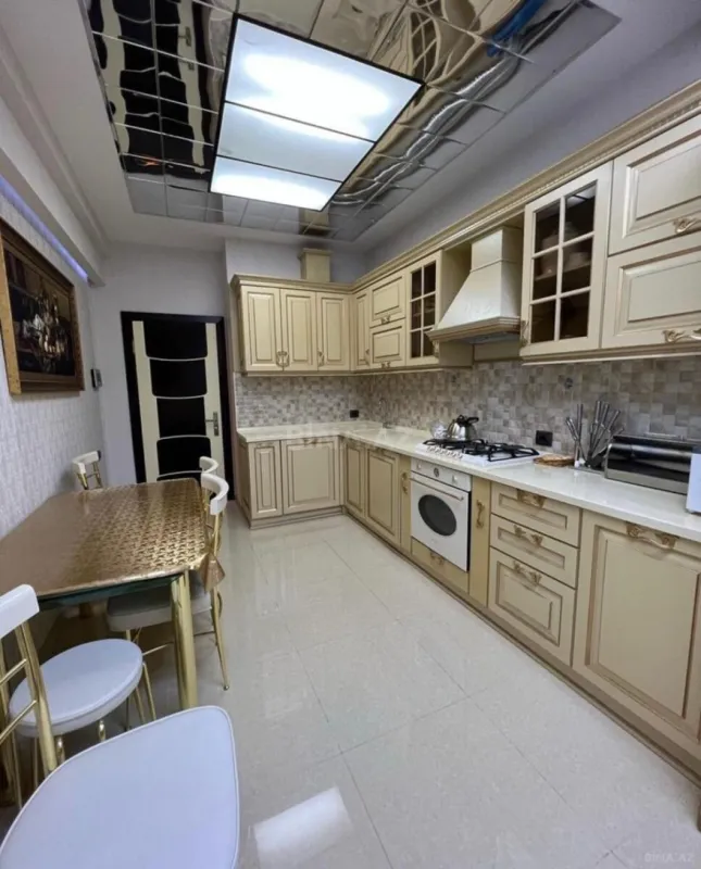 Satılır 3 otaqlı mənzil 132 m²