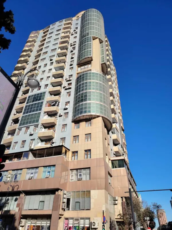 Satılır 4 otaqlı mənzil 223 m²