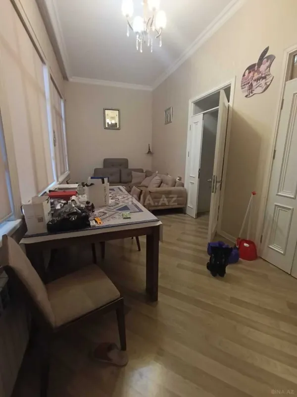 Satılır 4 otaqlı mənzil 140 m²