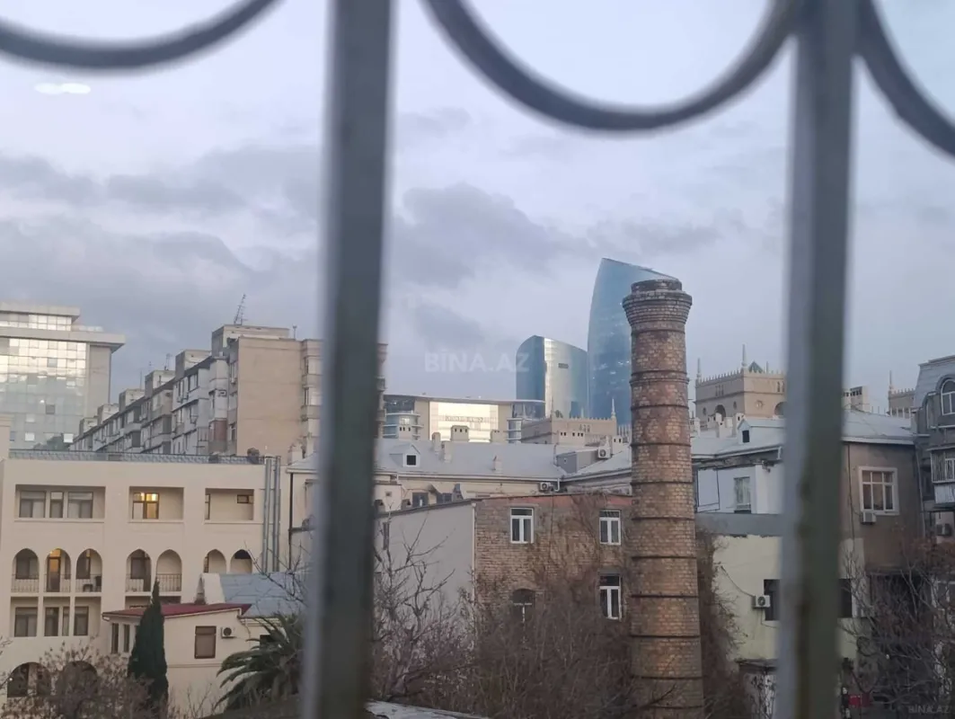 Satılır 4 otaqlı mənzil 140 m²