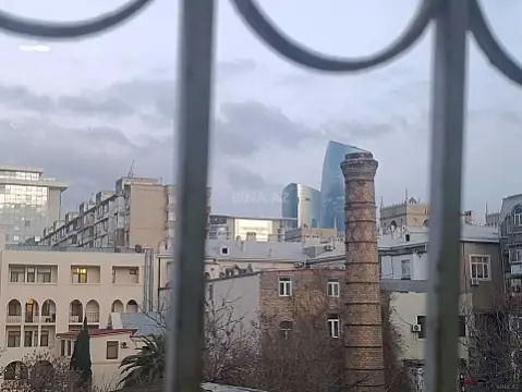 Satılır 4 otaqlı mənzil 140 m²