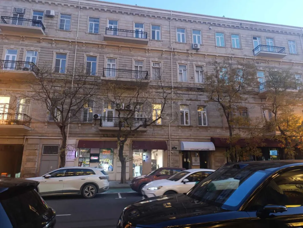 Satılır 4 otaqlı mənzil 140 m²