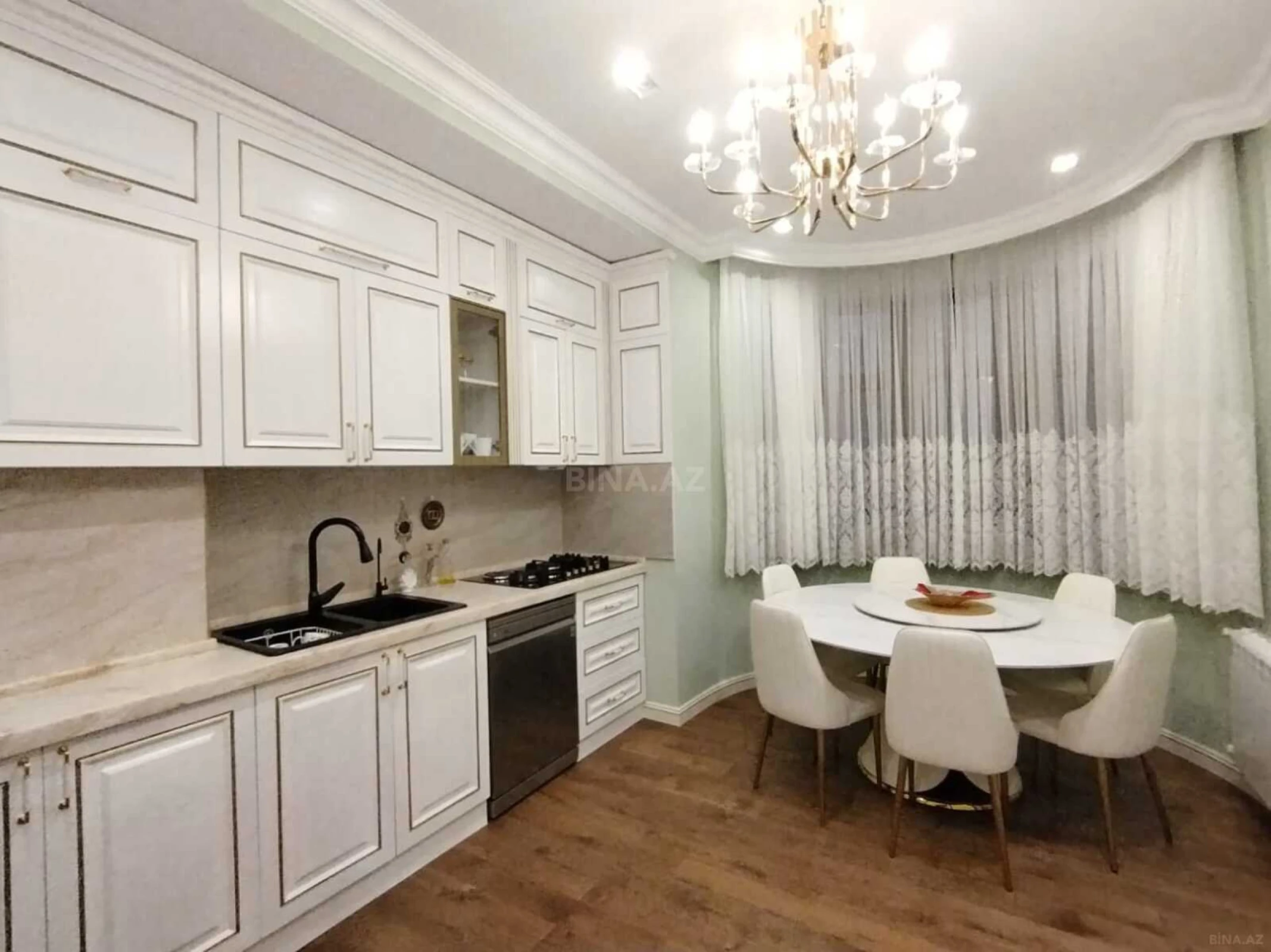 Satılır 4 otaqlı mənzil 160 m²