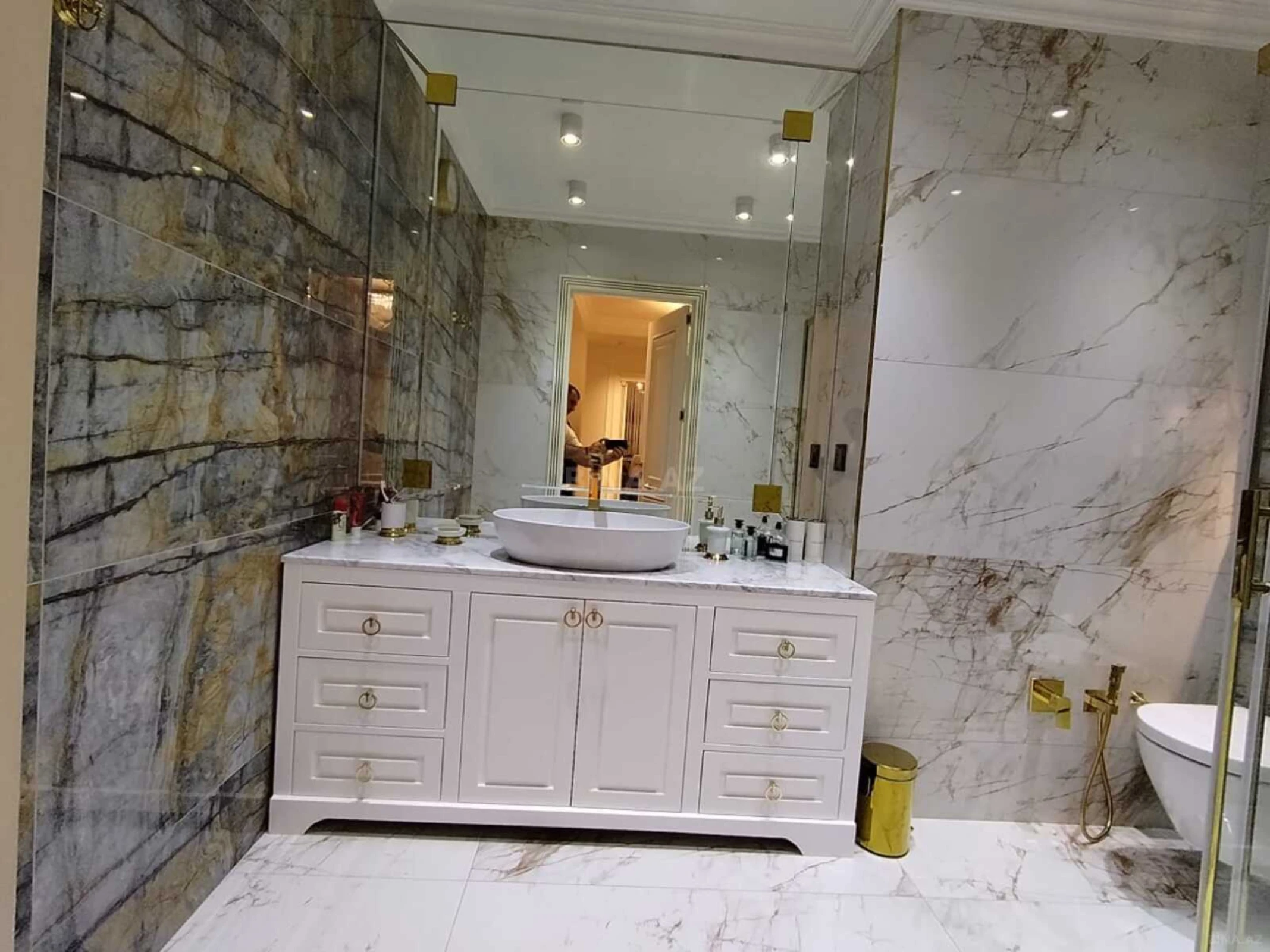 Satılır 4 otaqlı mənzil 160 m²