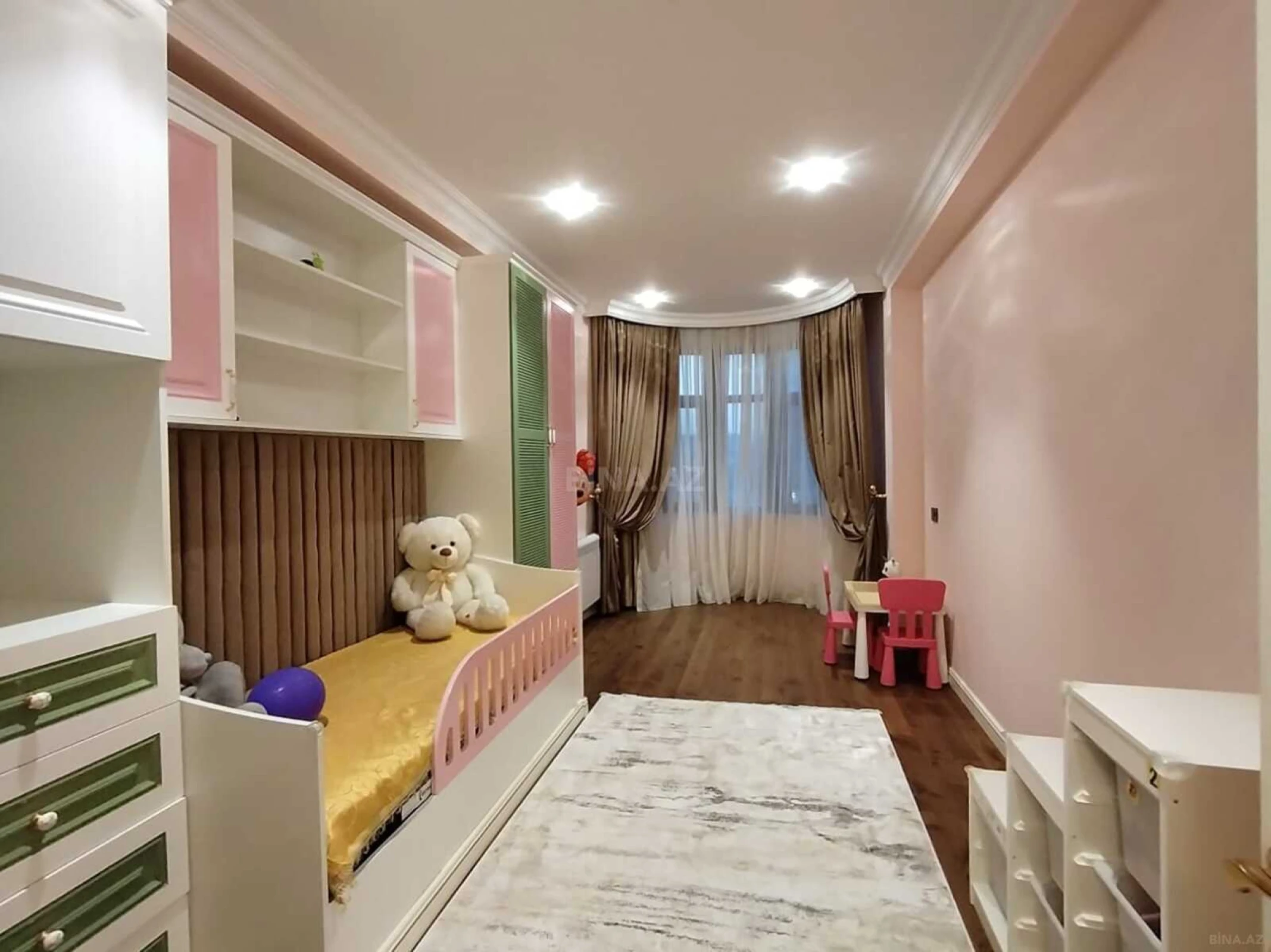 Satılır 4 otaqlı mənzil 160 m²