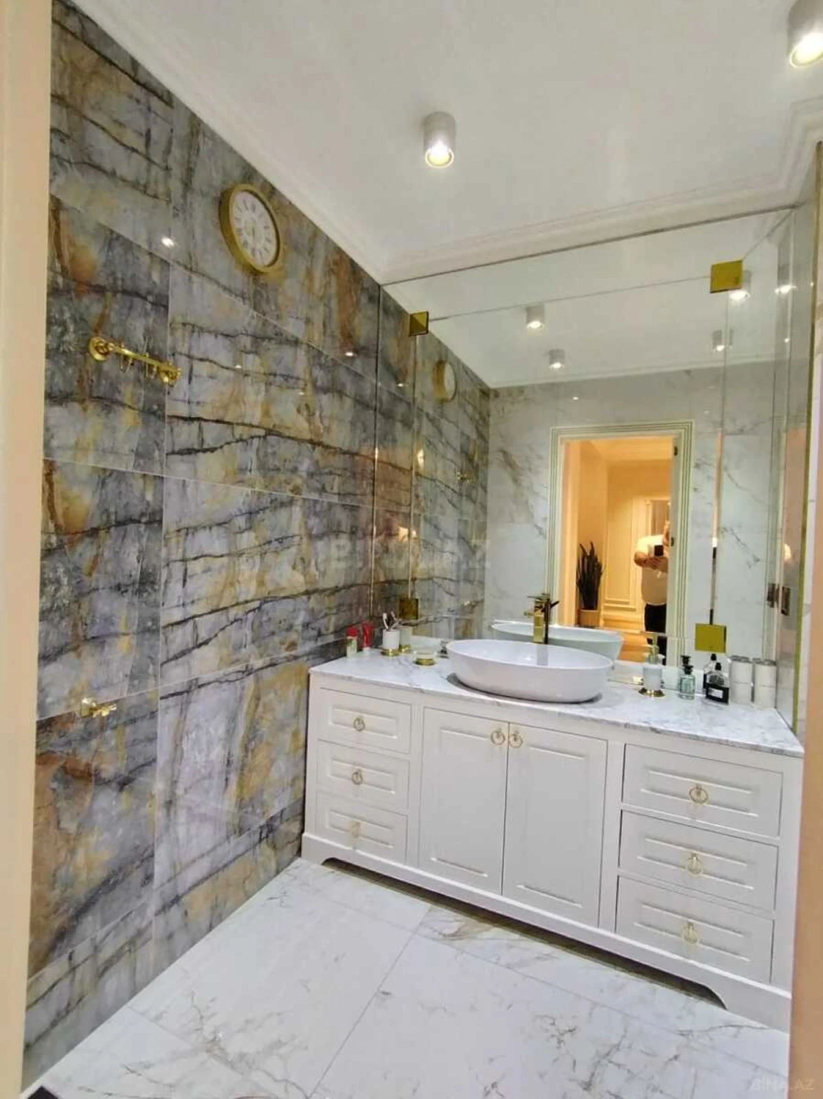 Satılır 4 otaqlı mənzil 160 m²