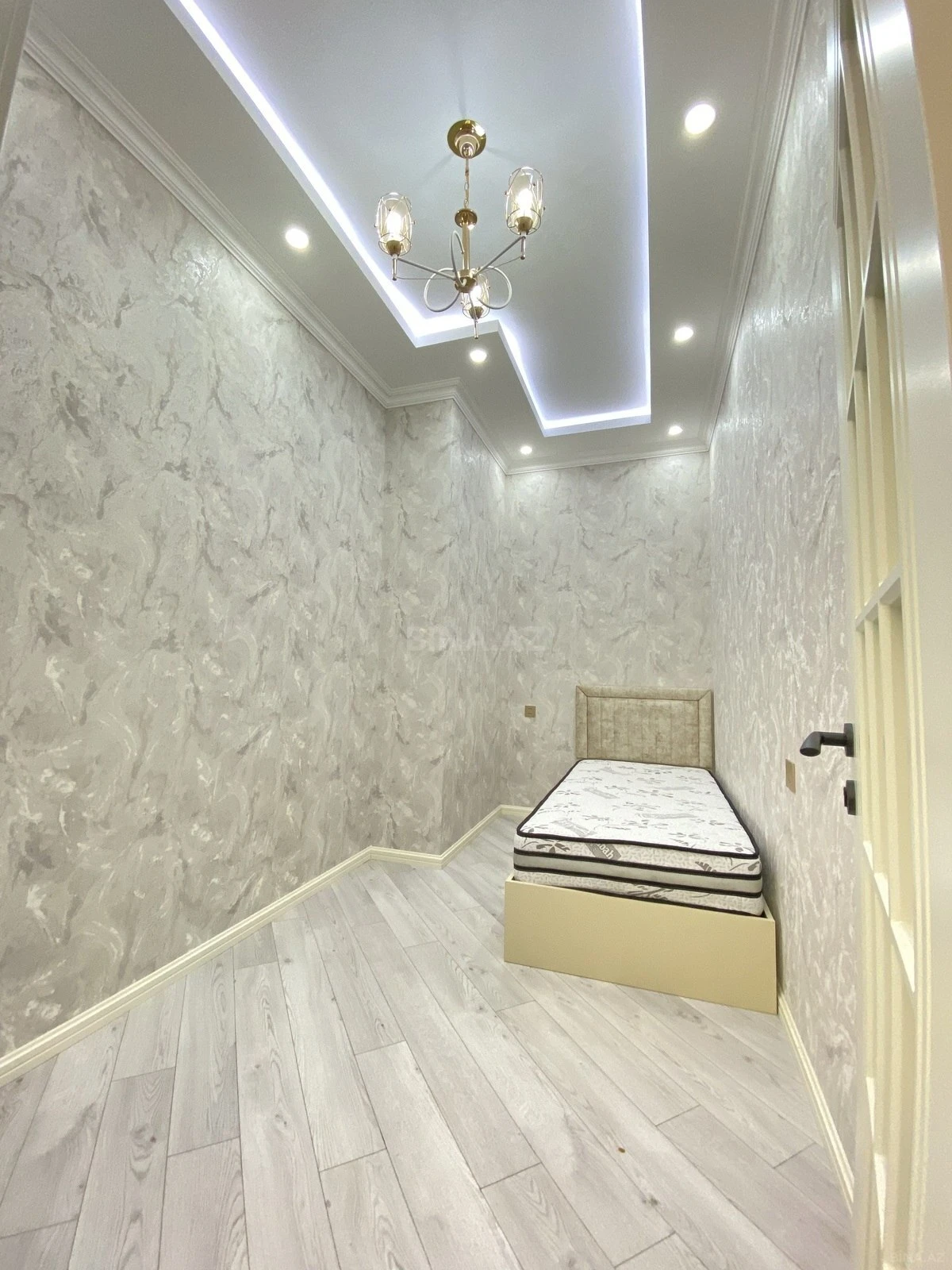 Kirayə verilir 4 otaqlı mənzil 140 m²
