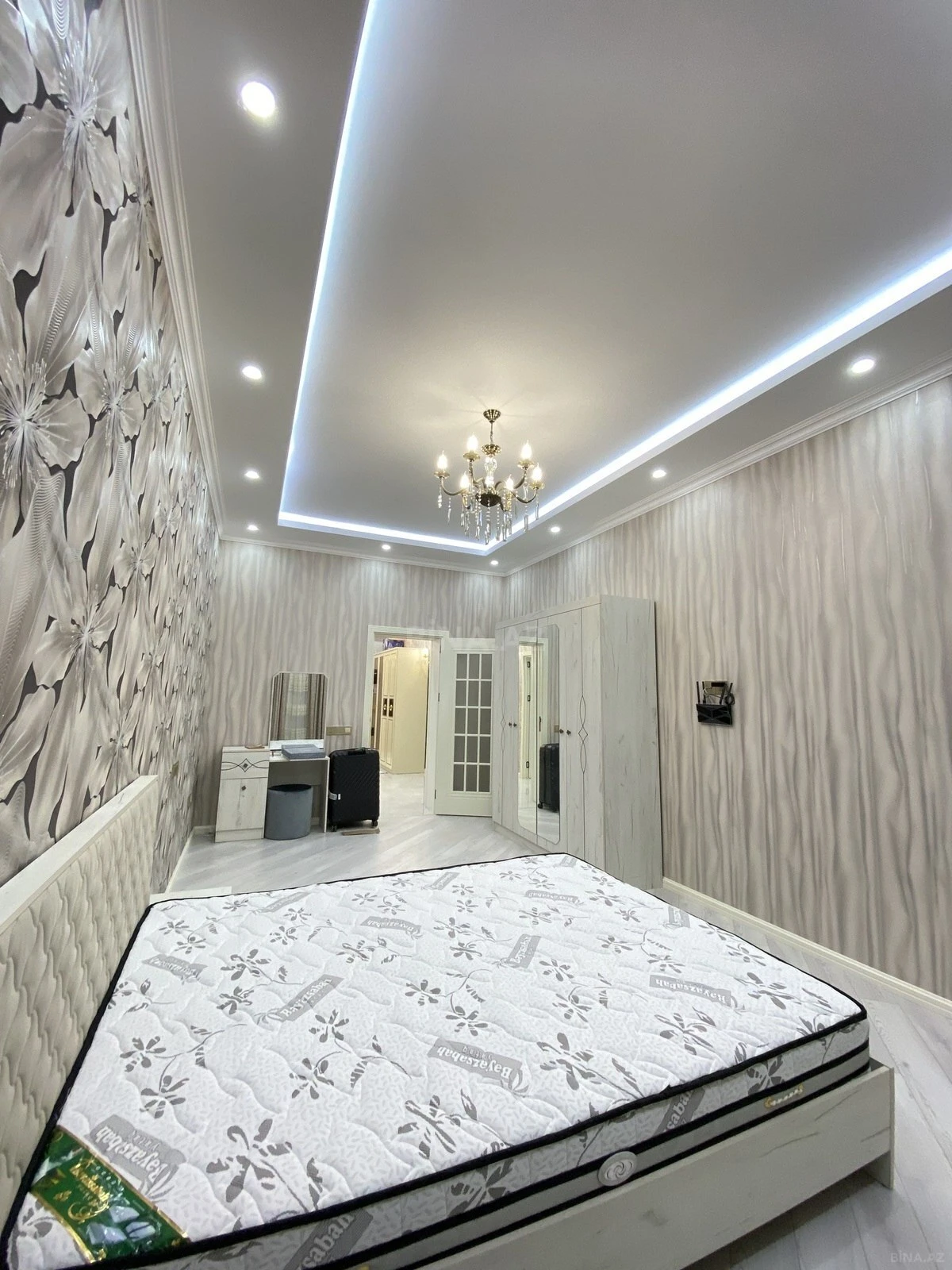 Kirayə verilir 4 otaqlı mənzil 140 m²
