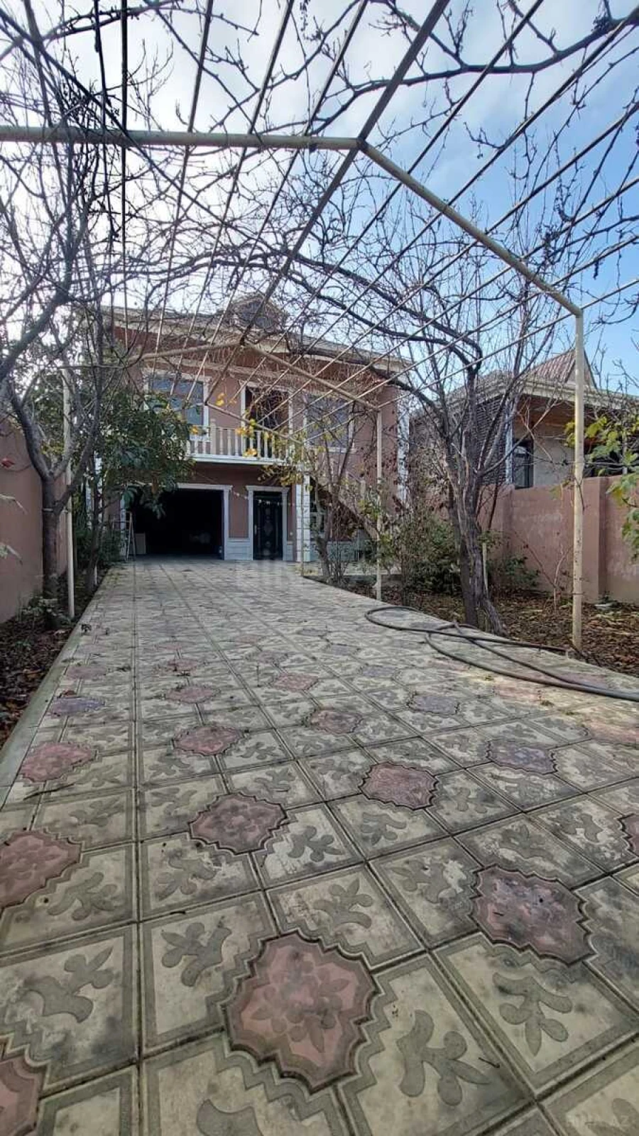 Satılır 8 otaqlı həyət evi 200 m²