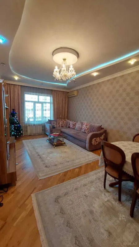 Satılır 8 otaqlı həyət evi 200 m²