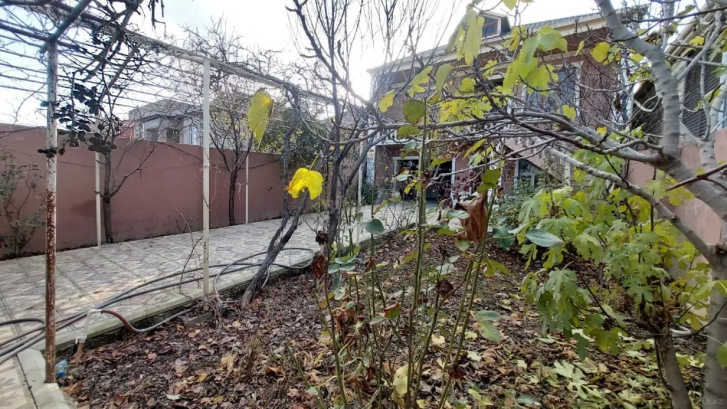 Satılır 8 otaqlı həyət evi 200 m²