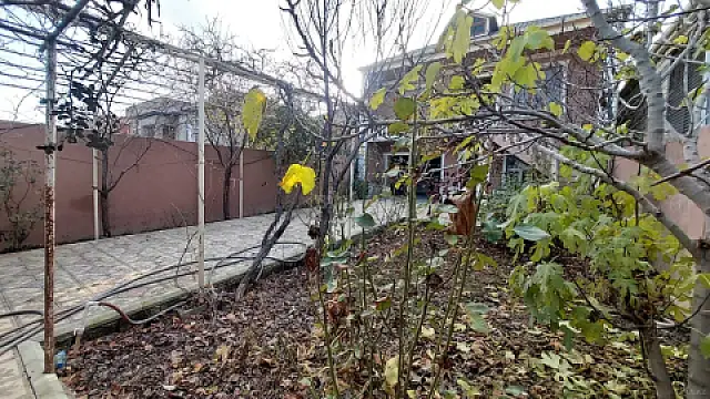 Satılır 8 otaqlı həyət evi 200 m²