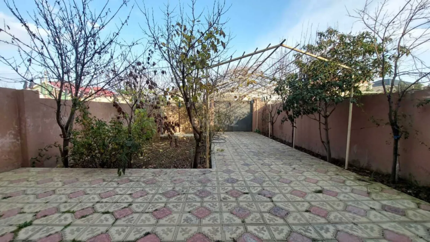Satılır 8 otaqlı həyət evi 200 m²