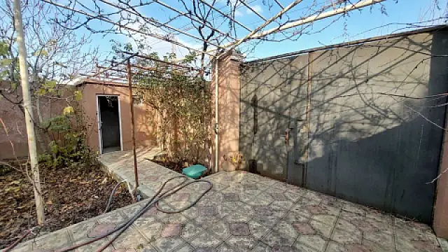Satılır 8 otaqlı həyət evi 200 m²