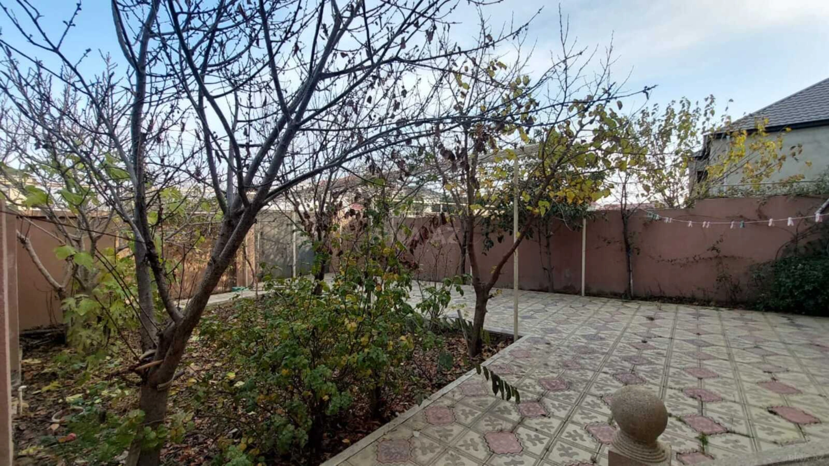 Satılır 8 otaqlı həyət evi 200 m²