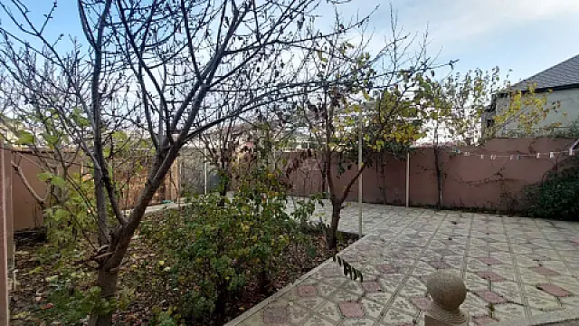 Satılır 8 otaqlı həyət evi 200 m²