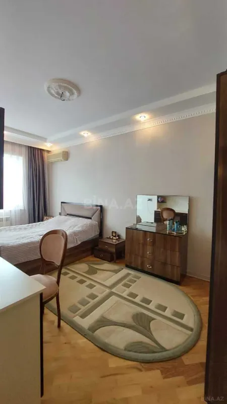 Satılır 8 otaqlı həyət evi 200 m²