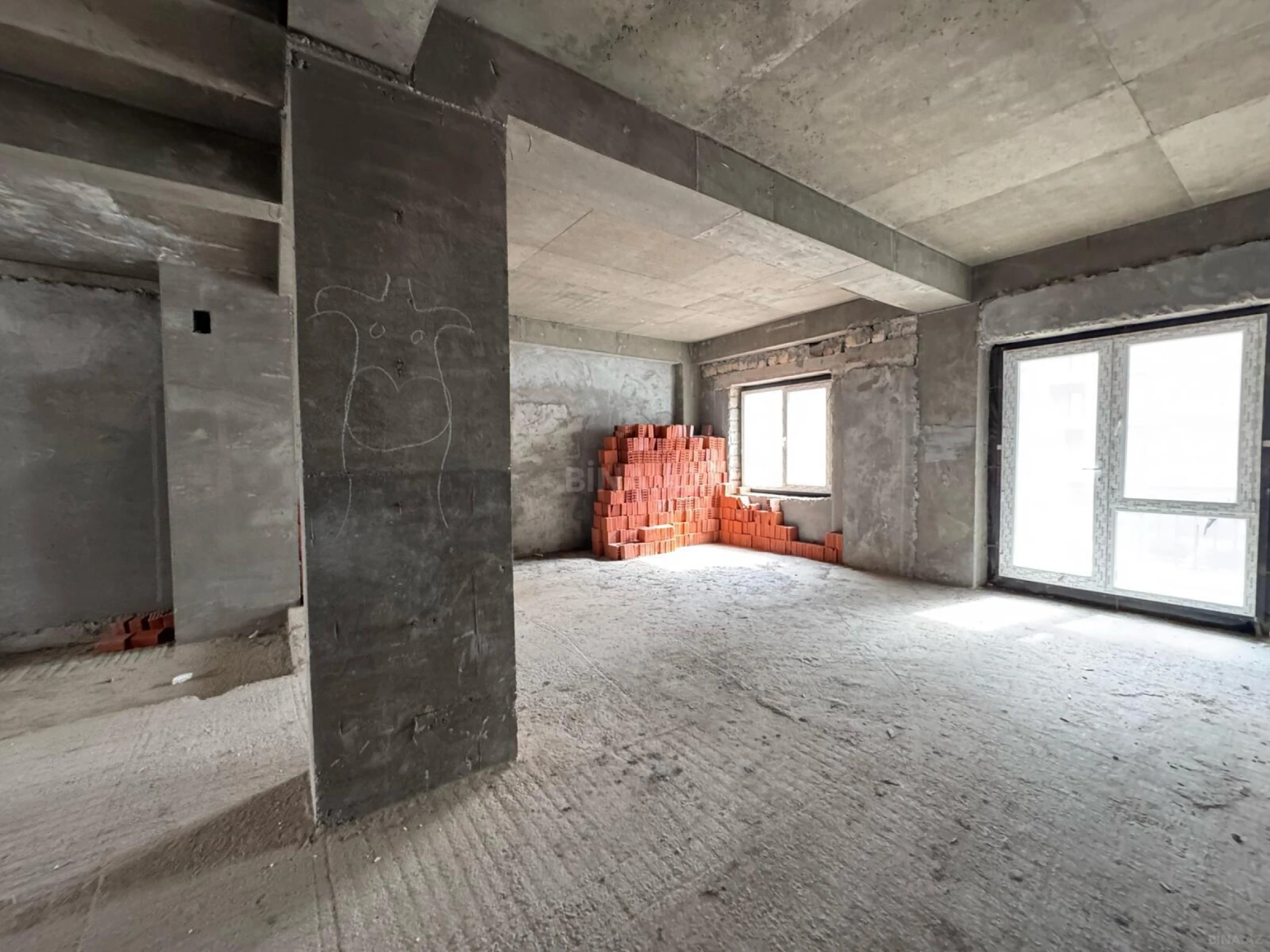 Satılır 4 otaqlı mənzil 190 m²