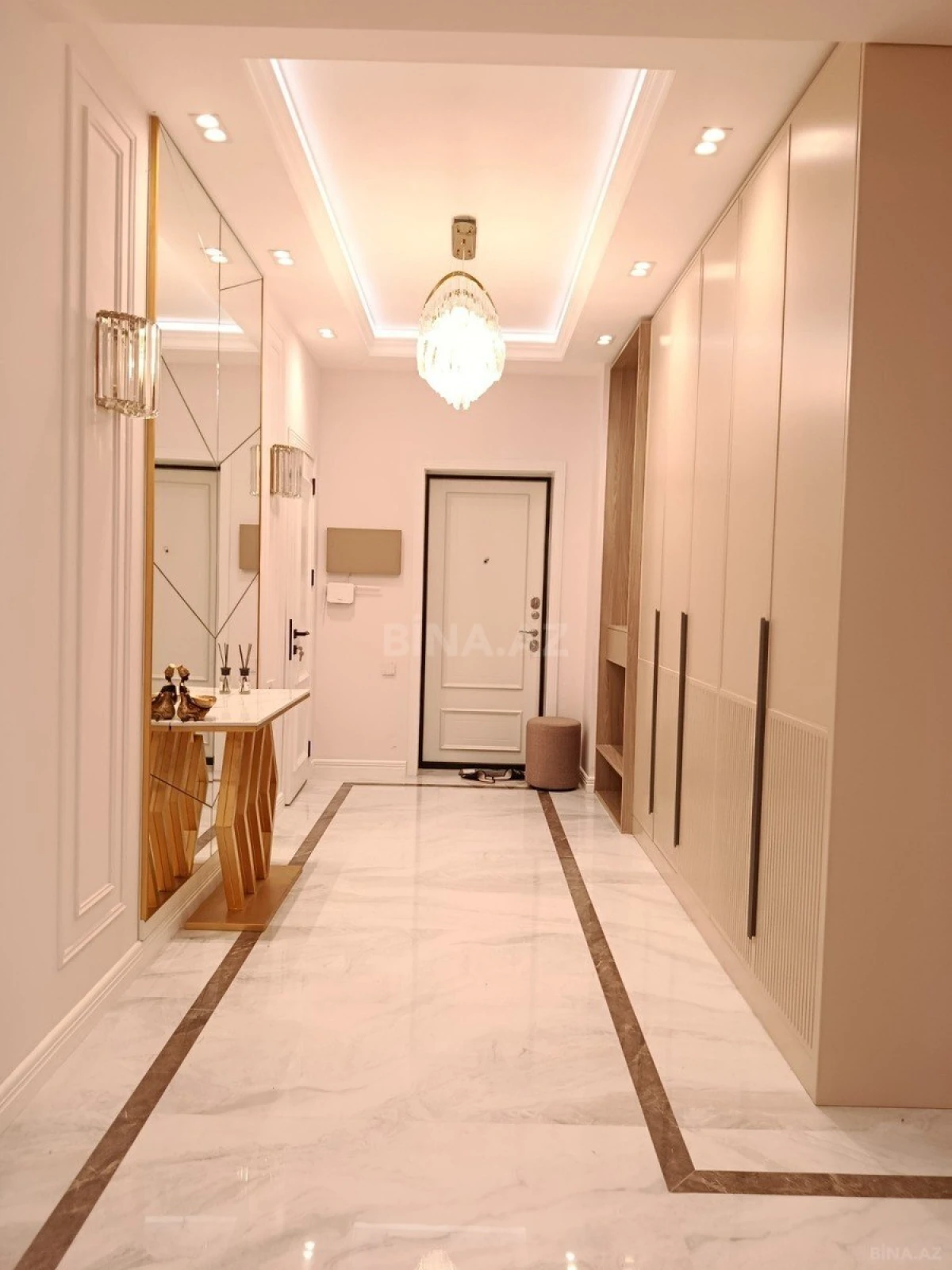 Satılır 2 otaqlı mənzil 102 m²