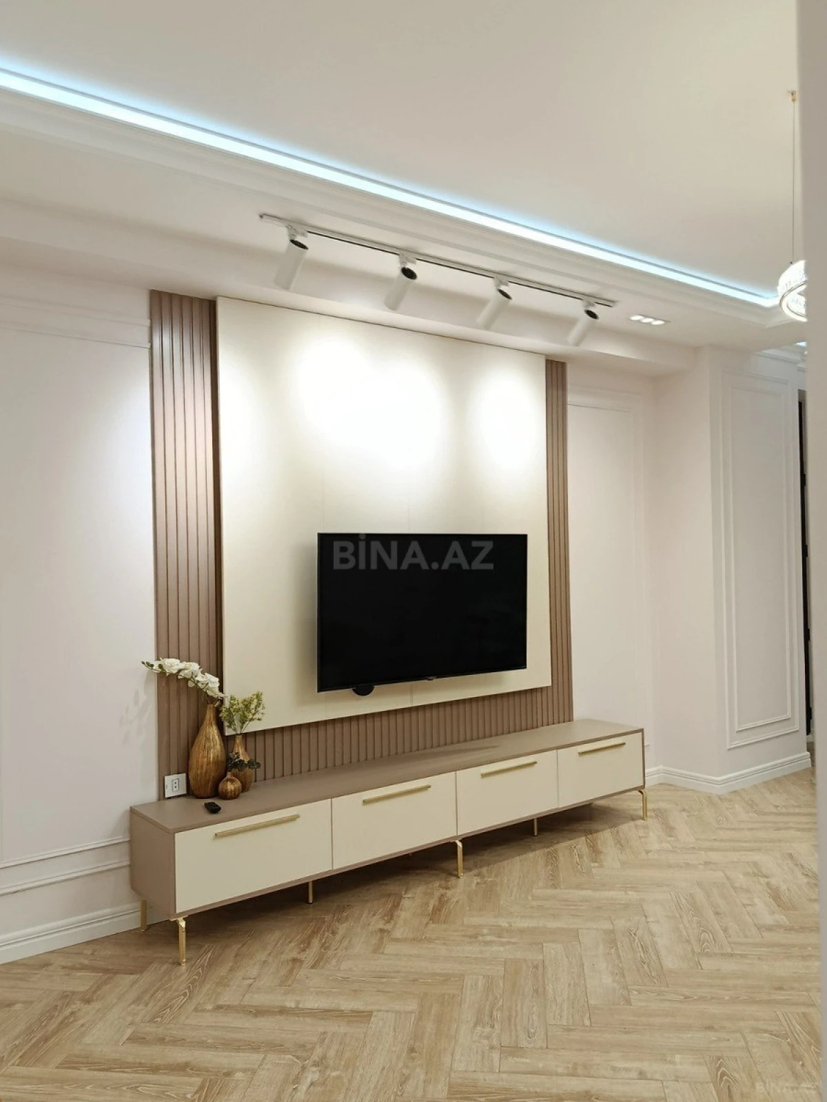 Satılır 2 otaqlı mənzil 102 m²