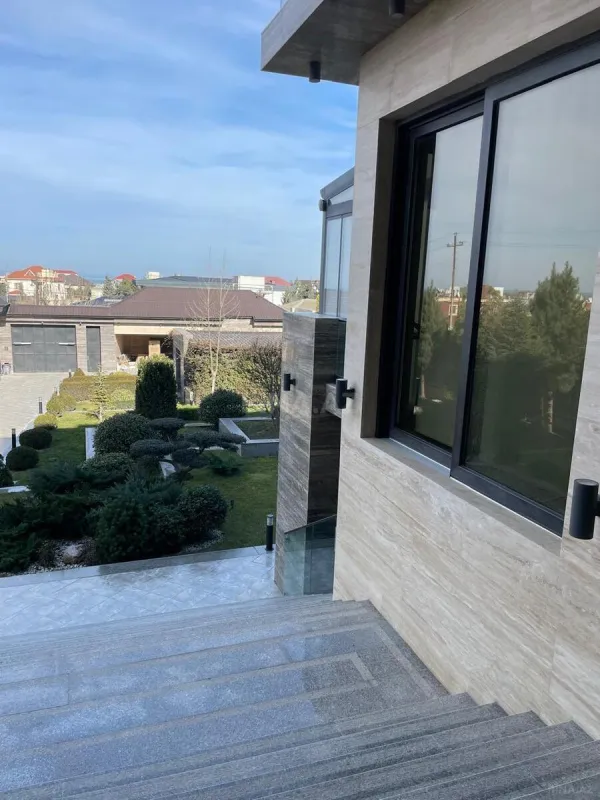 Satılır 6 otaqlı həyət evi 650 m²