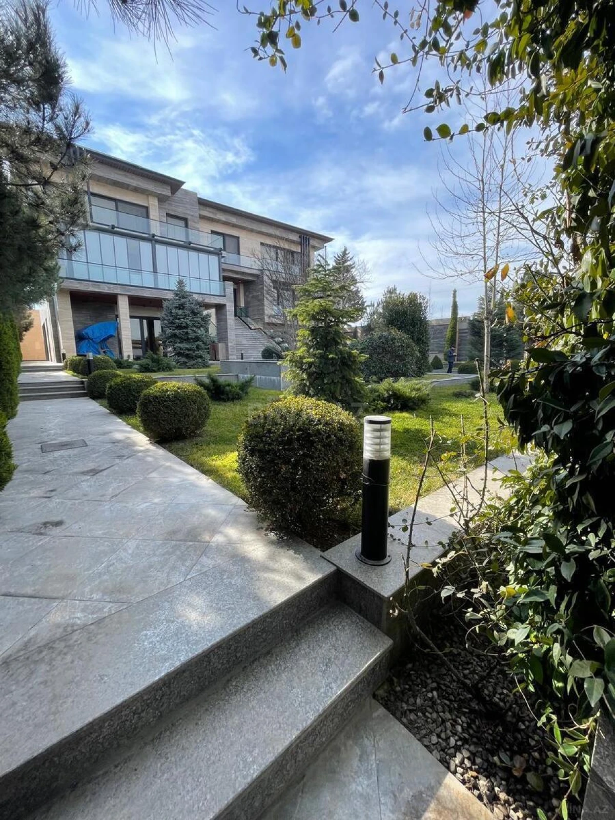 Satılır 6 otaqlı həyət evi 650 m²