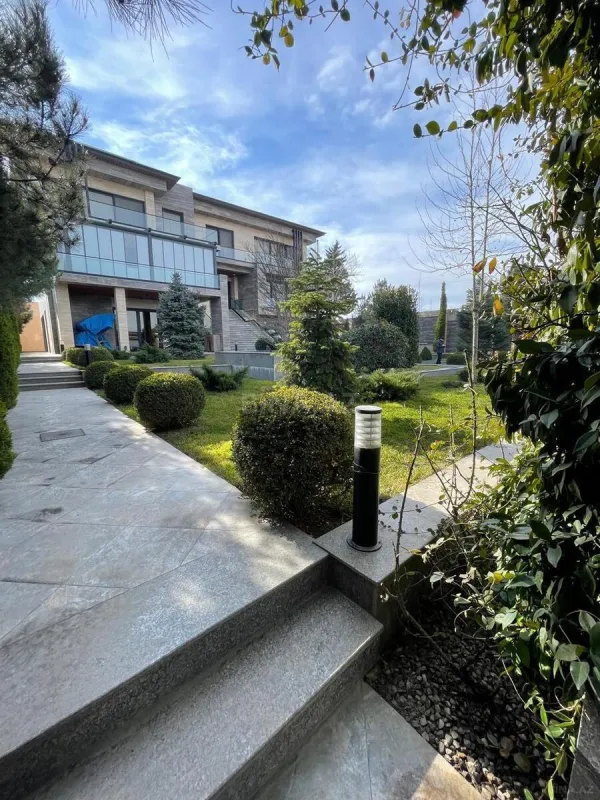 Satılır 6 otaqlı həyət evi 650 m²