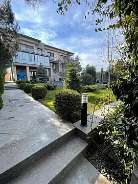 Satılır 6 otaqlı həyət evi 650 m²