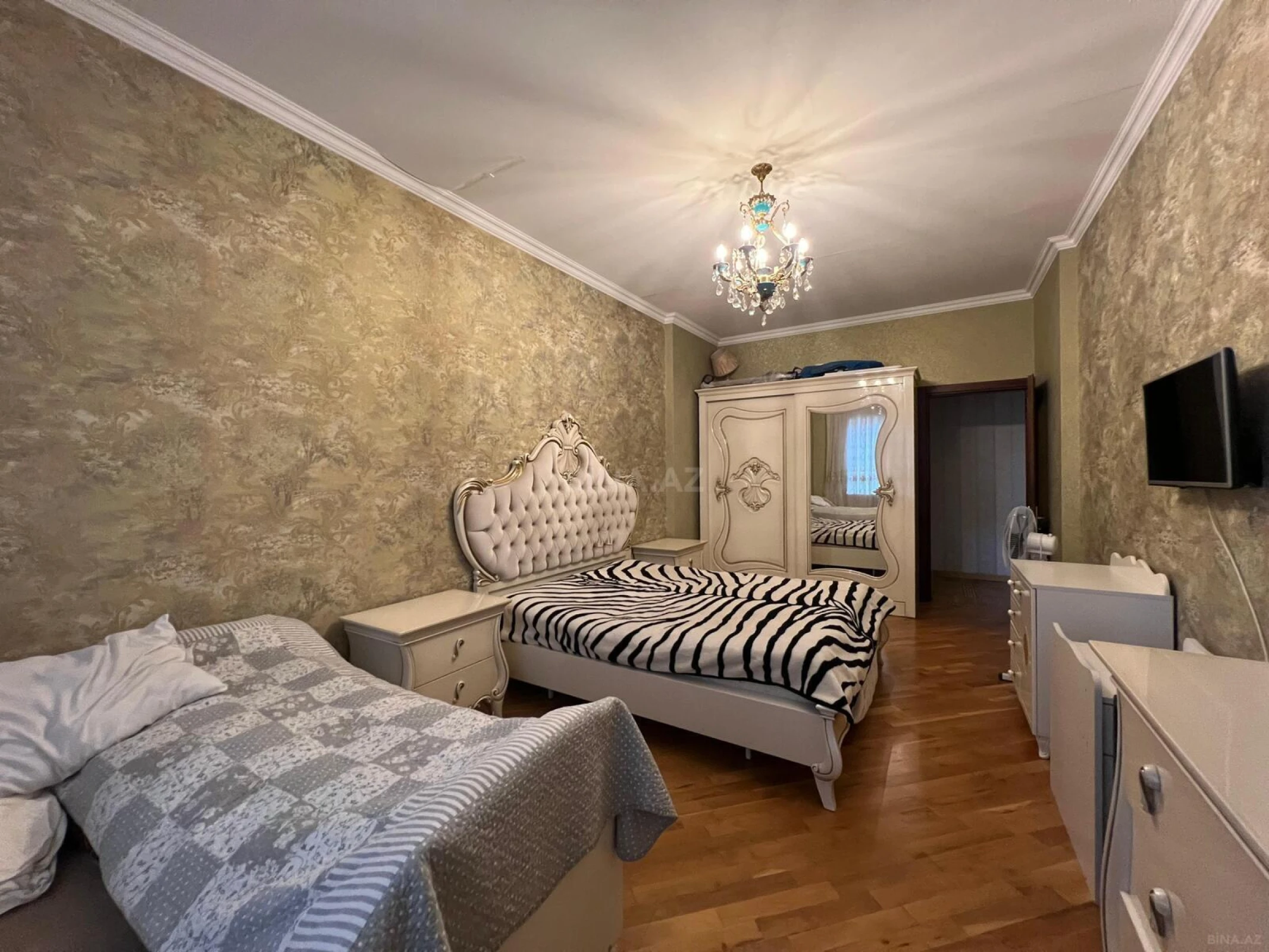 Satılır 4 otaqlı mənzil 220 m²