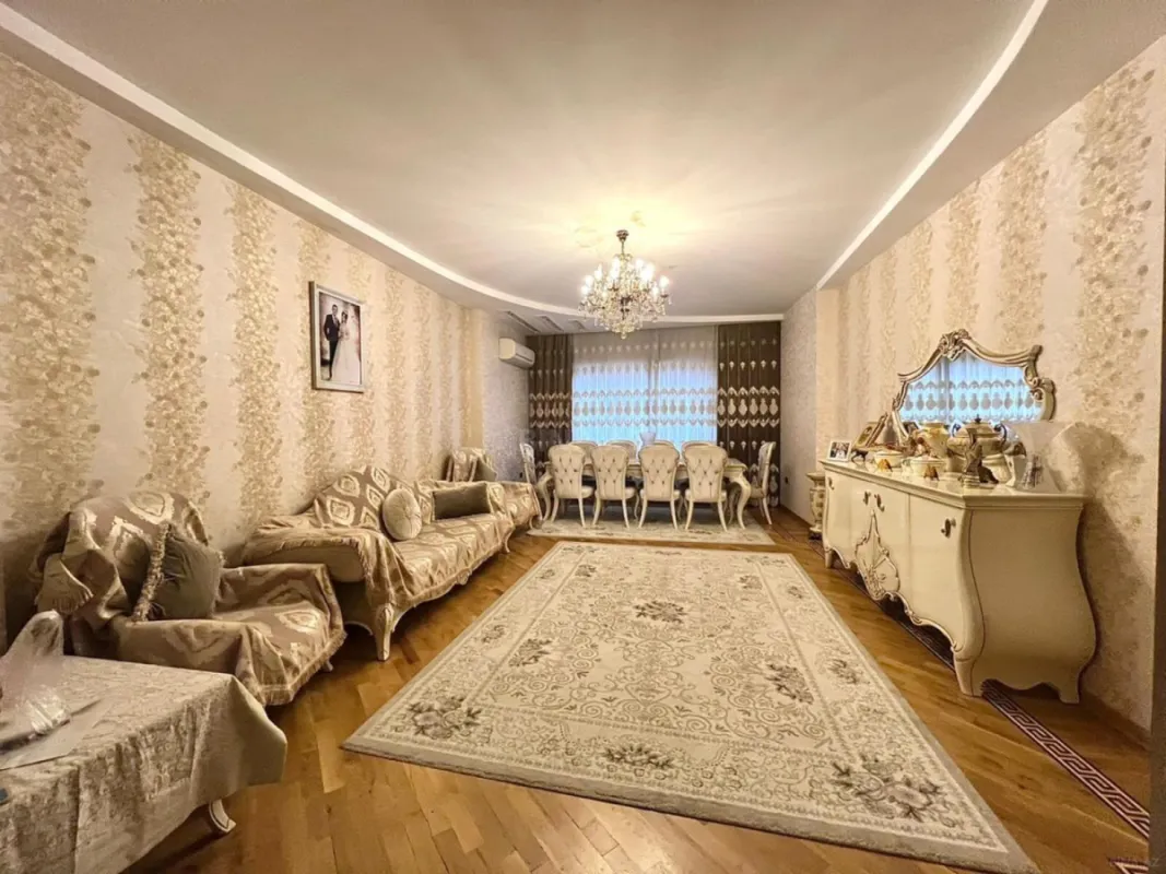 Satılır 4 otaqlı mənzil 220 m²