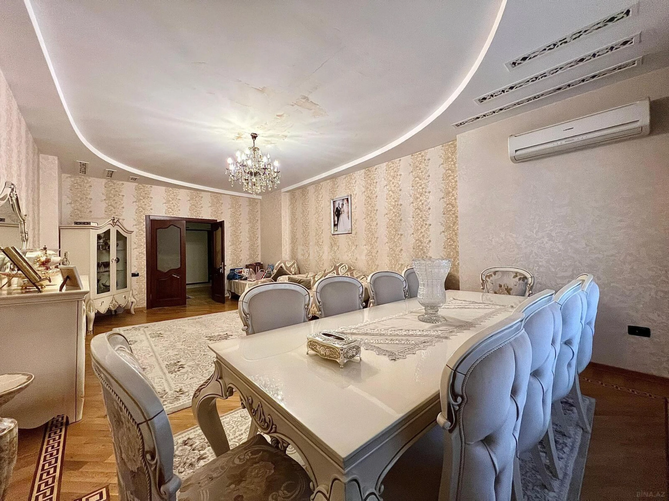 Satılır 4 otaqlı mənzil 220 m²