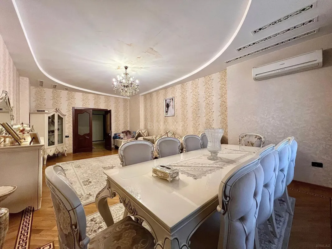 Satılır 4 otaqlı mənzil 220 m²