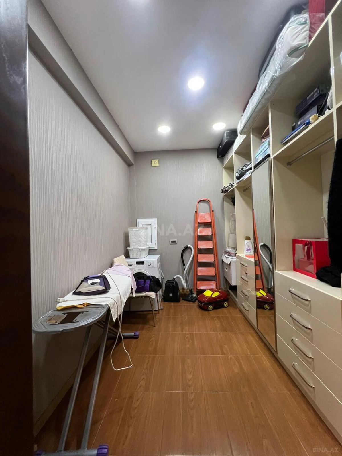 Satılır 4 otaqlı mənzil 220 m²