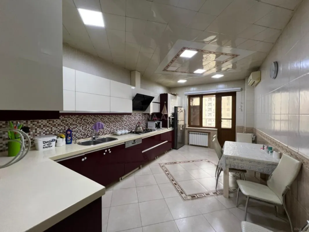 Satılır 4 otaqlı mənzil 220 m²