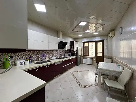 Satılır 4 otaqlı mənzil 220 m²