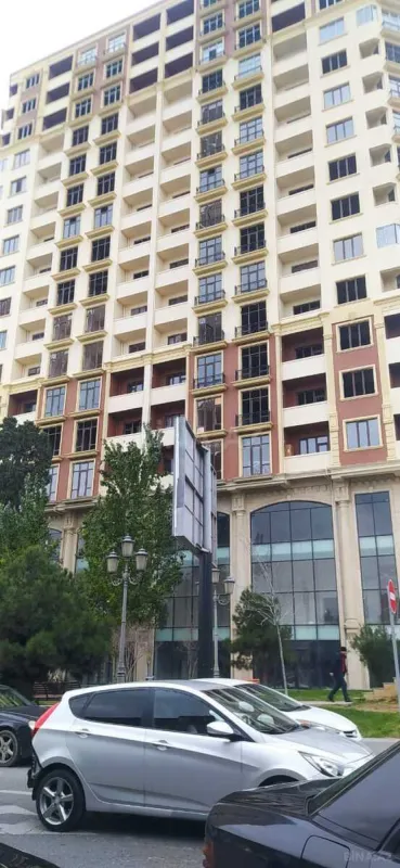 Satılır 4 otaqlı mənzil 184 m²