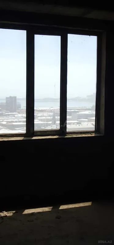 Satılır 4 otaqlı mənzil 184 m²