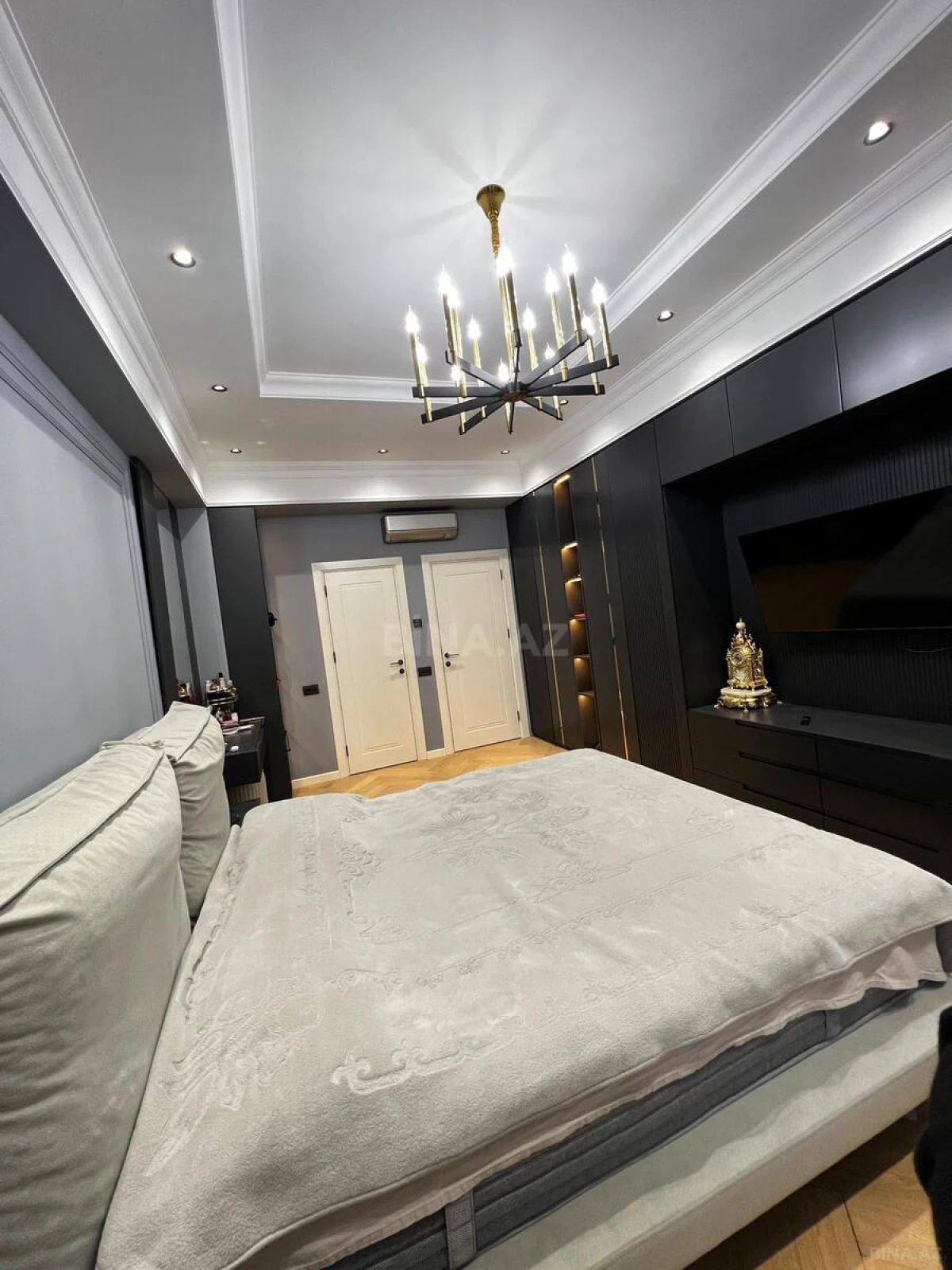 Satılır 4 otaqlı mənzil 141 m²