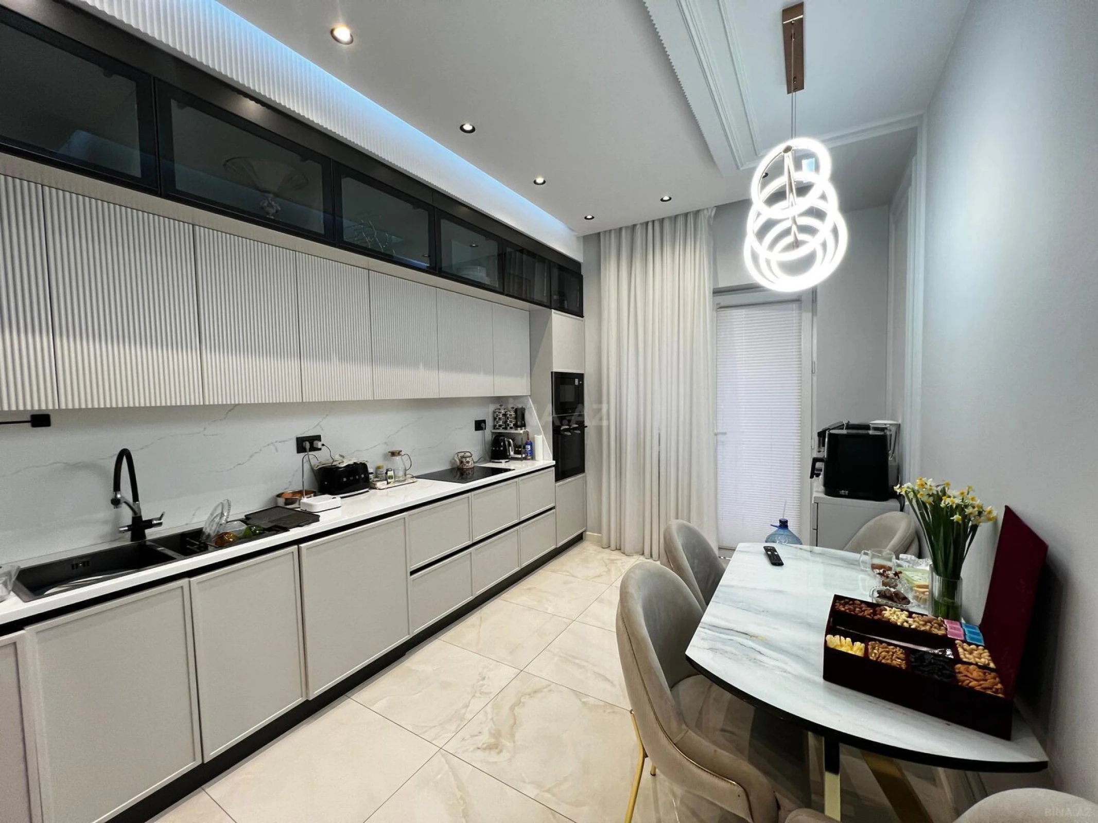 Satılır 4 otaqlı mənzil 141 m²