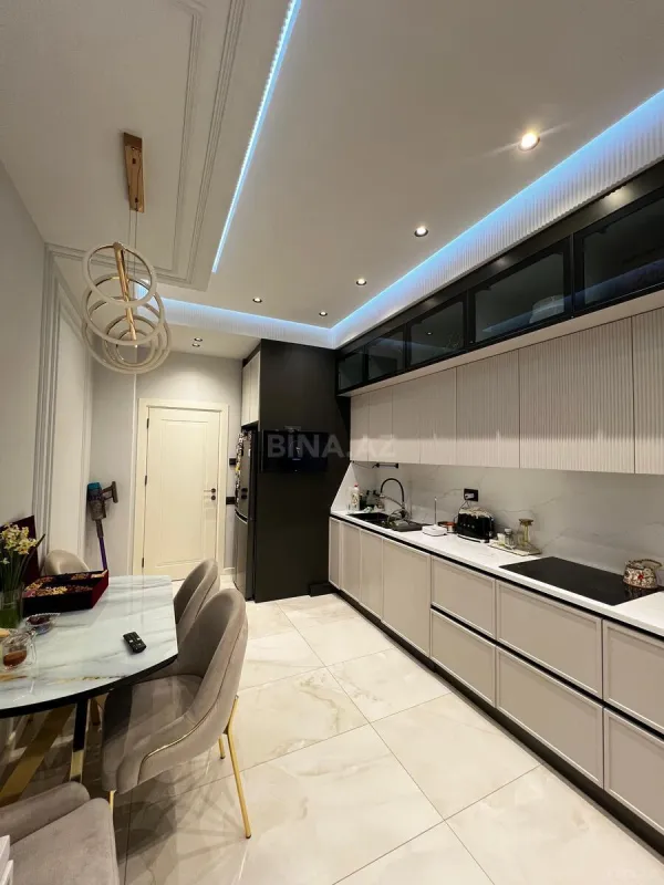 Satılır 4 otaqlı mənzil 141 m²