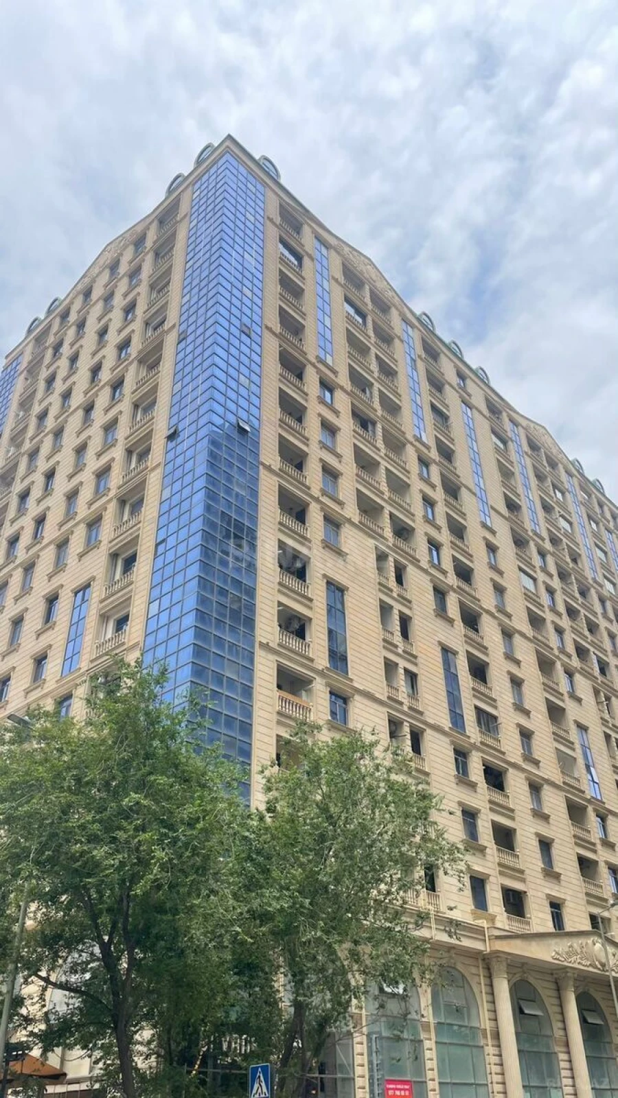 Satılır 5 otaqlı mənzil 260 m²