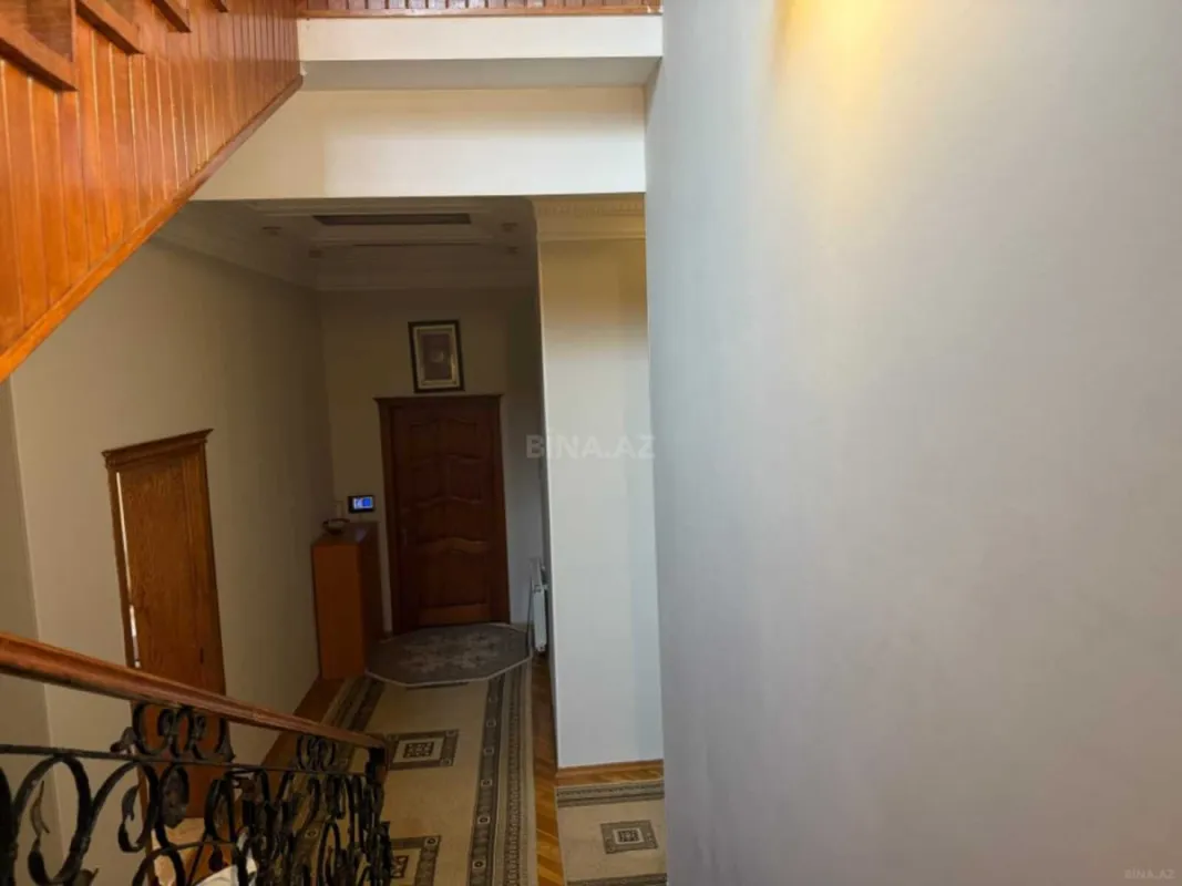 Satılır 8 otaqlı həyət evi 600 m²