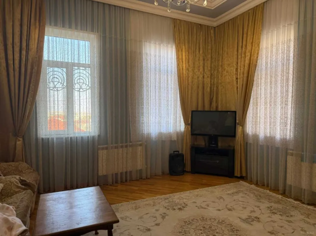Satılır 8 otaqlı həyət evi 600 m²