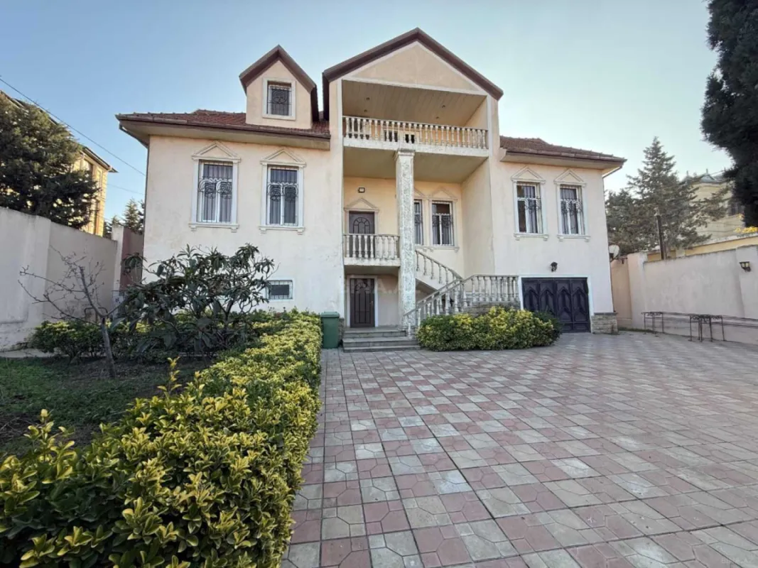 Satılır 8 otaqlı həyət evi 600 m²