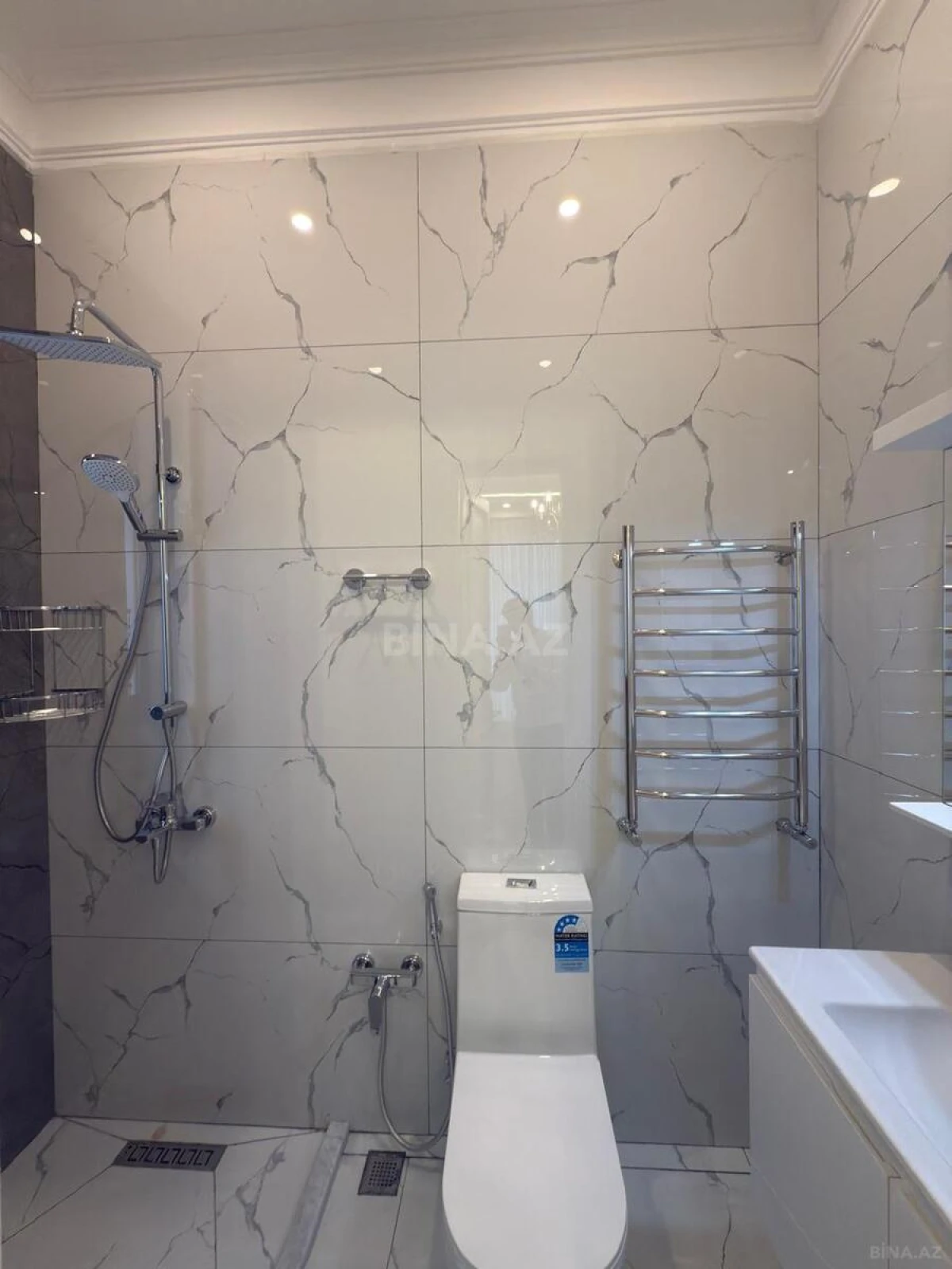 Satılır 6 otaqlı həyət evi 450 m²