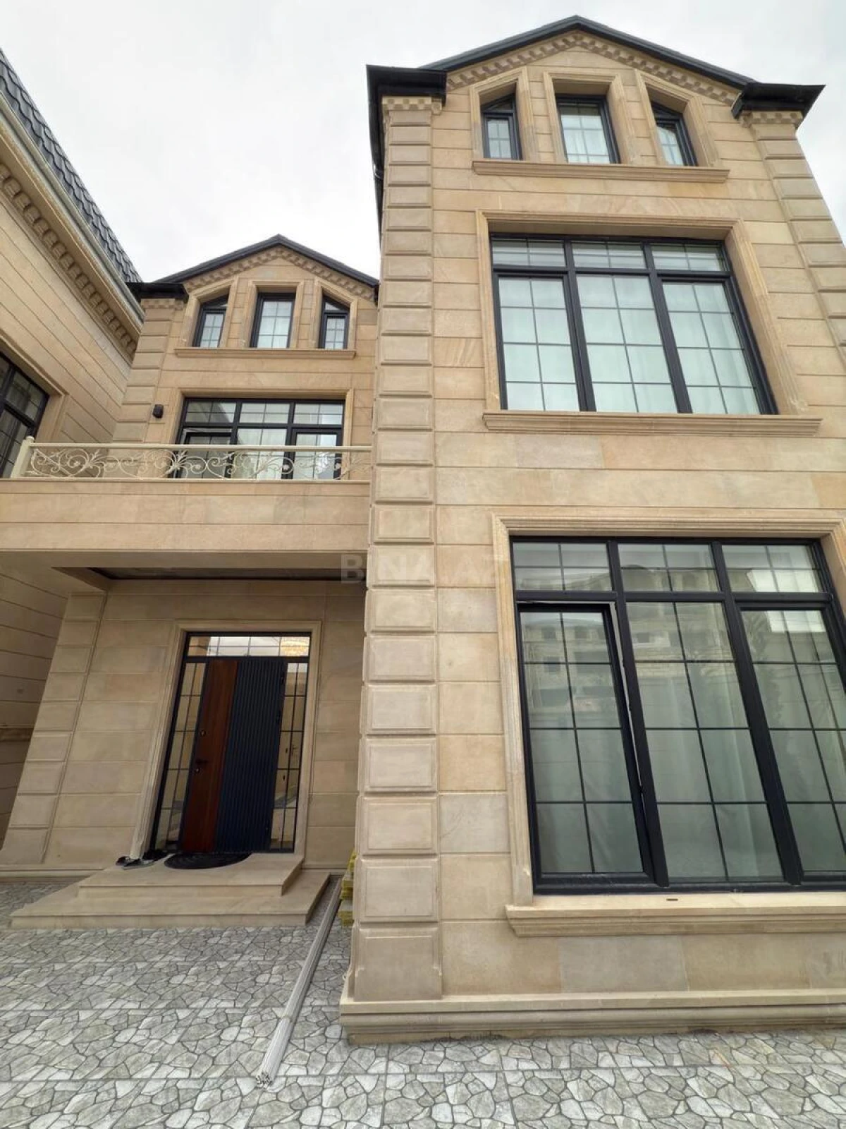 Satılır 6 otaqlı həyət evi 450 m²