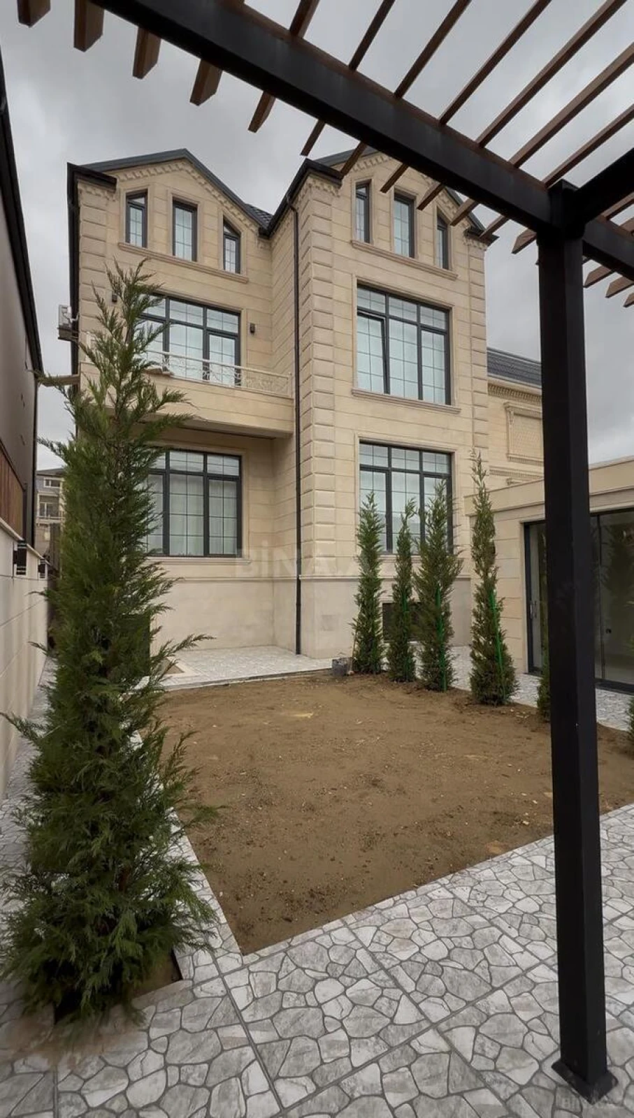 Satılır 6 otaqlı həyət evi 450 m²