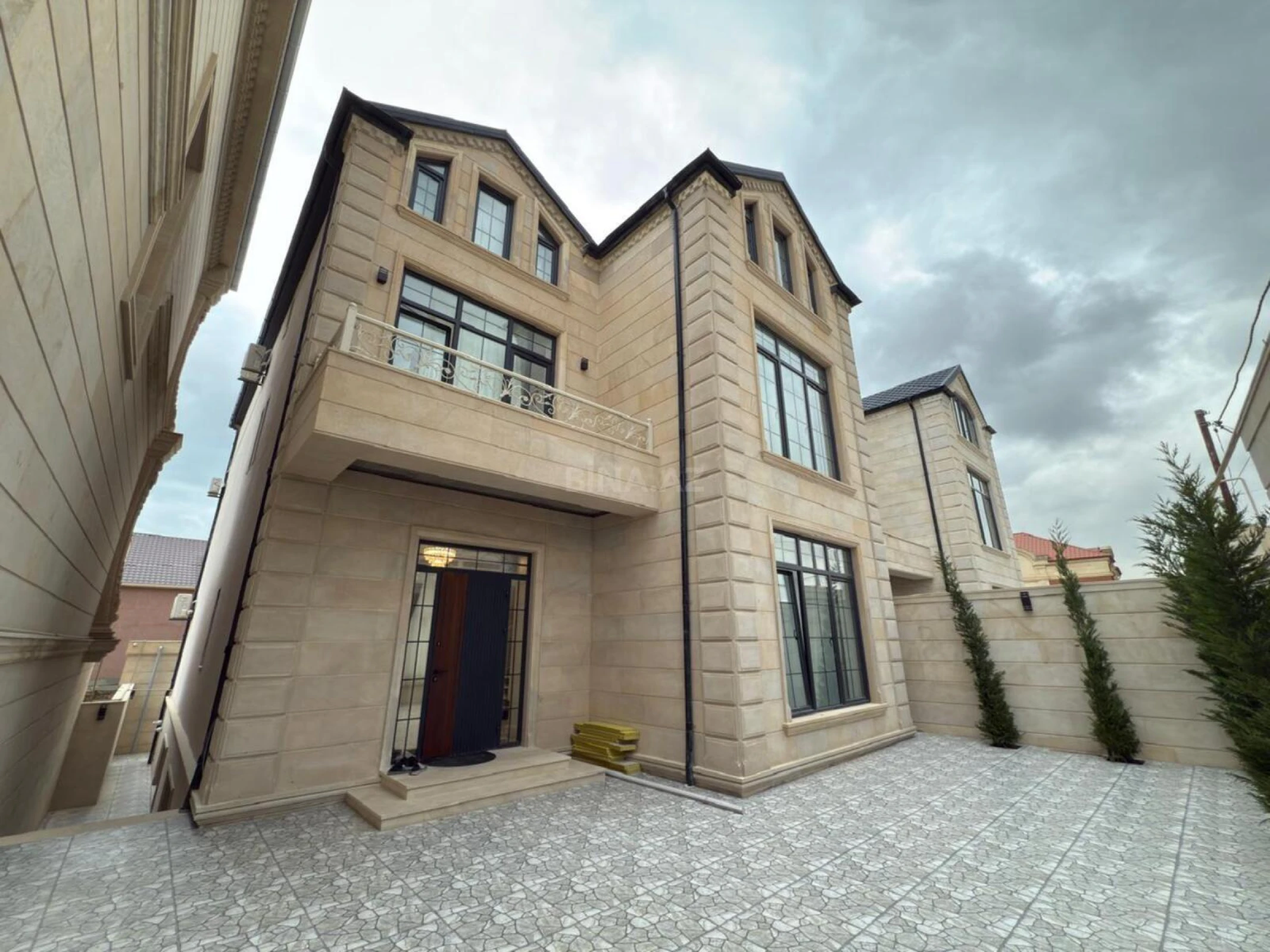 Satılır 6 otaqlı həyət evi 450 m²