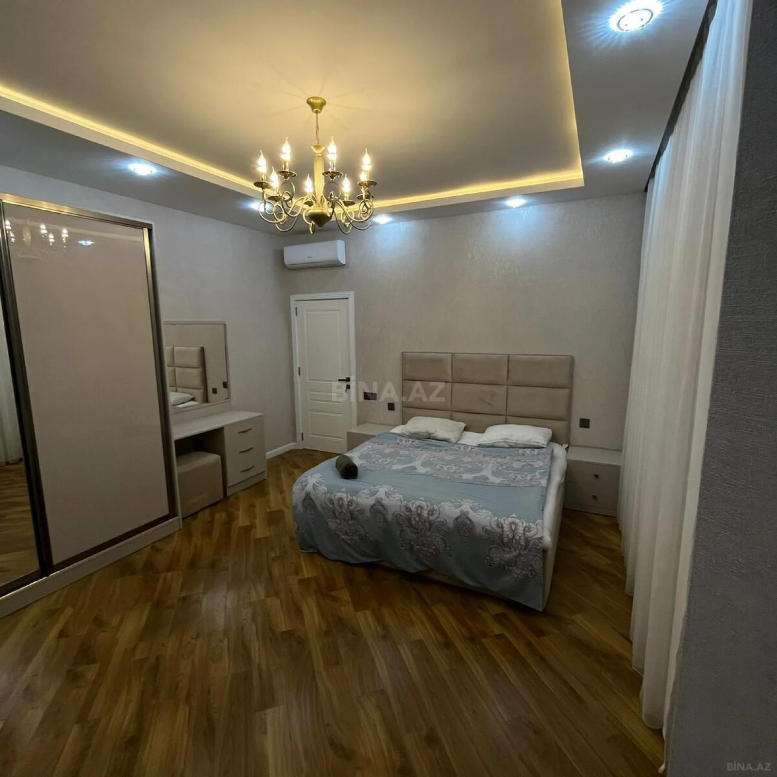 Satılır 3 otaqlı mənzil 137 m²